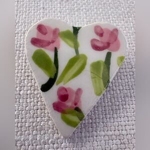 Vintage Heart-Shaped Pink & Green Floral Ceramic Glazed Brooch. 🩷
